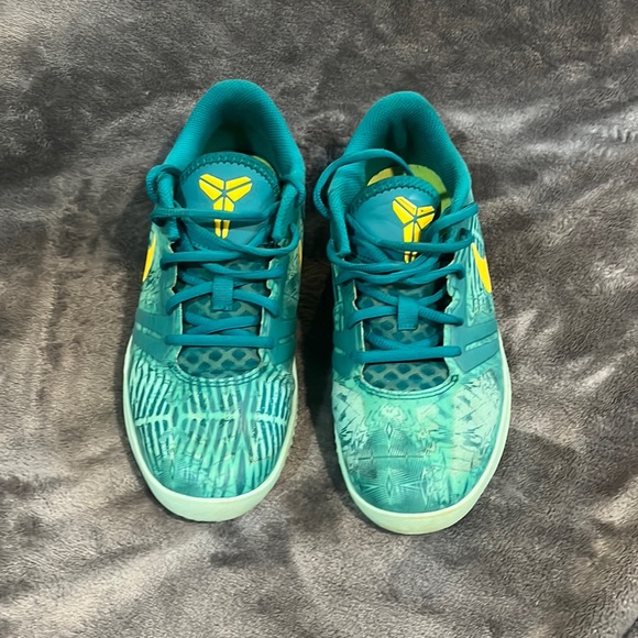 Nike Kobe Mentality GS Sz 6  Green Yellow GUC - Picture 1 of 6